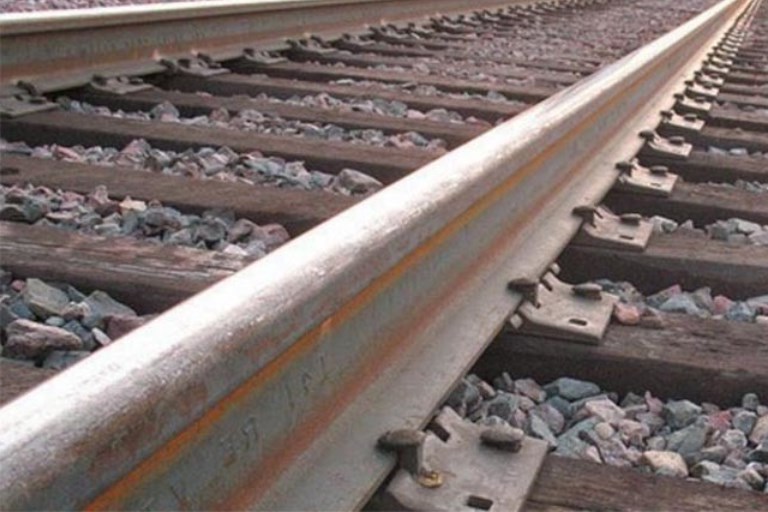 Следователи разбираются в обстоятельствах гибели парня и девушки, сбитых поездом в Тверской области