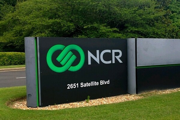 NCR разделится на две компании